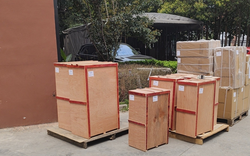 Busy daily delivery, each box is a stick to quality.