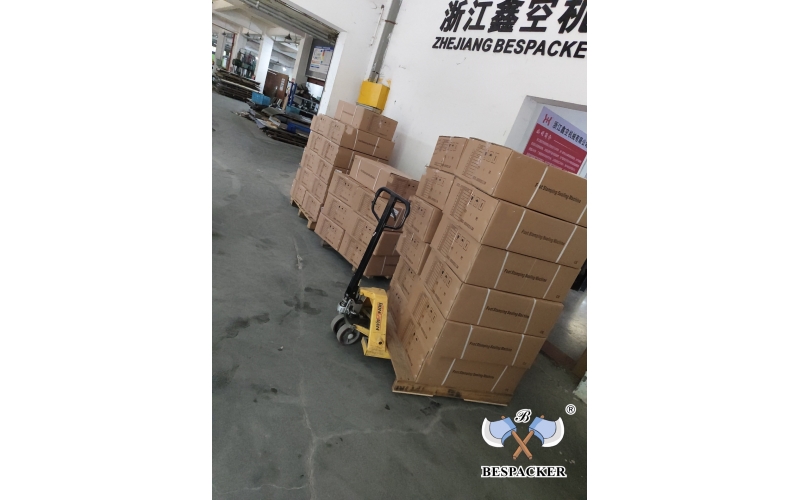 Looking at the boxes of goods being dispatched, I felt an overwhelming sense of achievement in my heart.